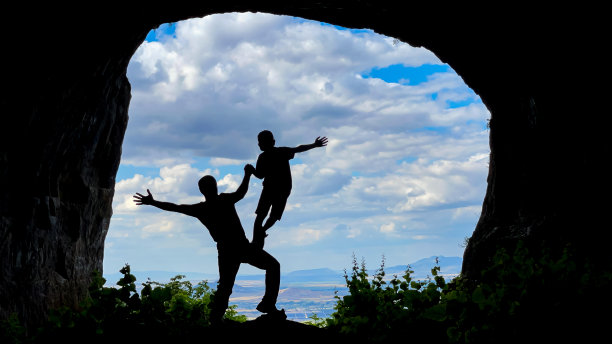 疯狂而和谐的男孩与他的父亲在不同寻常的地方游玩和活动图片下载