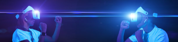 一对戴着虚拟现实头盔的夫妇正在玩游戏和打架。图片下载