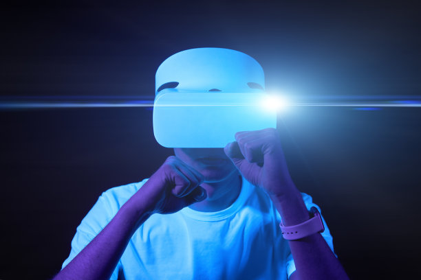 戴着虚拟现实头盔的男子正在玩游戏和打架。图片下载