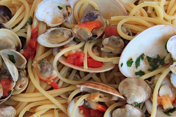 蛤蜊意大利面和芝麻菜图片下载