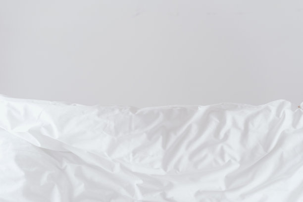 卧室的床上放着低过敏性的白色亚麻布图片下载