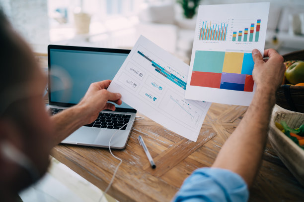 严肃的匿名男性企业家在查看图表图片下载