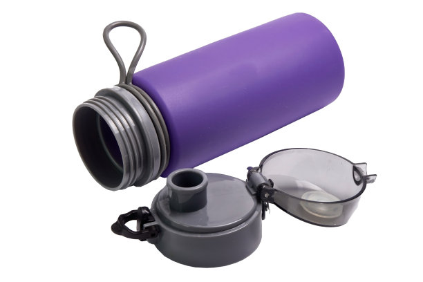 宽颈密封硅胶水瓶，适用于健身房和户外运动，适合运动员使用。在白色背景图片下载