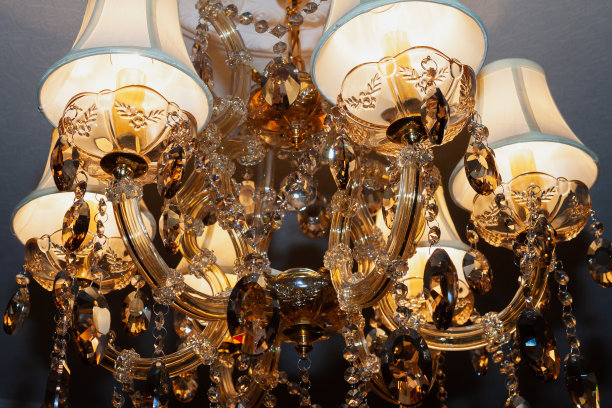 美丽的纺织品遮阳上豪华的电动吊灯图片下载