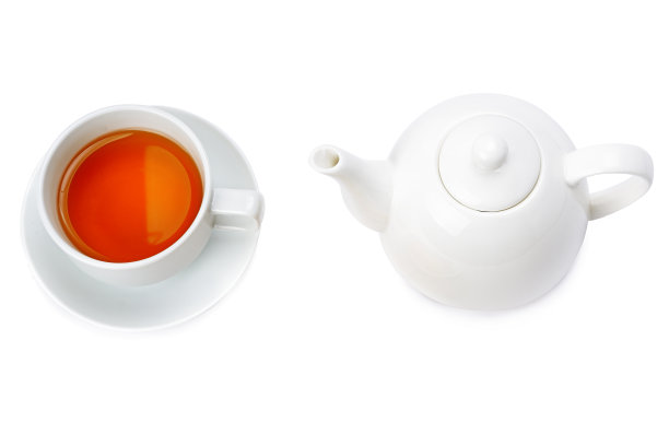 茶在一个瓷杯和茶壶孤立在白色背景。图片下载