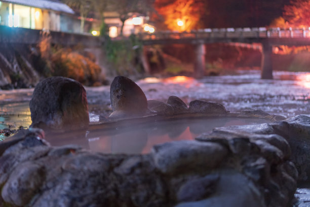 秘密温泉长谷温泉的露天浴池夜景图片下载