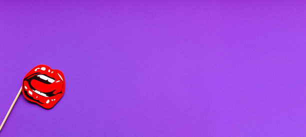 美丽旗帜。紫色背景上红色丰满嘴唇的形状。唇术的概念。横幅，平铺，文本的地方。本空间图片下载