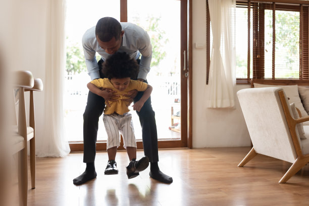 非洲父亲正在和他的儿子玩耍图片下载