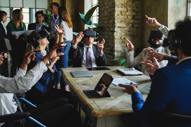 多样化的商务人士在办公室内使用虚拟现实头盔工作-专注于高级女性面孔图片下载