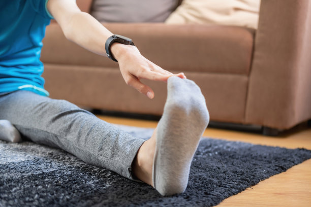 缓解压力，放松肌肉，练习呼吸，锻炼，冥想。女人在度假时在家练习瑜伽和肌肉。图片下载