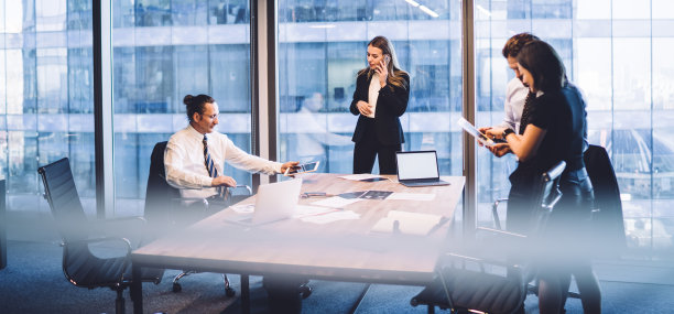 自信的商务人士在开会时使用电子产品图片下载