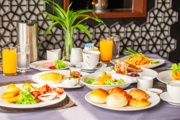 周末度假概念，在现代都市酒店度假休息。晚餐或午餐于度假村咖啡厅享用。餐厅的早餐或早午餐都提供两个人用餐的食物和饮料图片下载