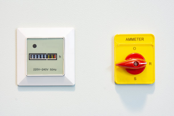 带有刻度盘和箭头的安培表。室内电气控制面板。室内电流控制面板。图片下载