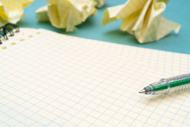 绿色的自来水笔和记事本。图片下载