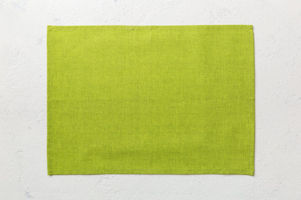 水泥背景上的绿色桌布。为你的设计留出空间图片下载