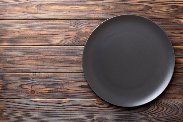 木制背景上黑色板的俯视图。为你的设计留出空间图片下载