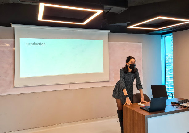 老师在学校戴着口罩图片下载