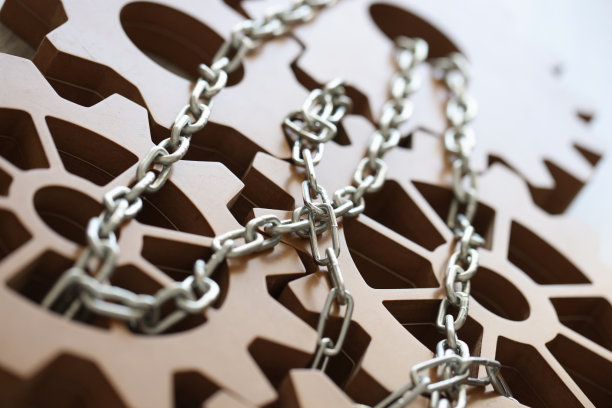 齿轮由金属链条连接，成就事业图片下载