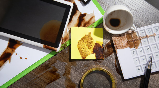 咖啡洒在文档和业务对象上。图片下载