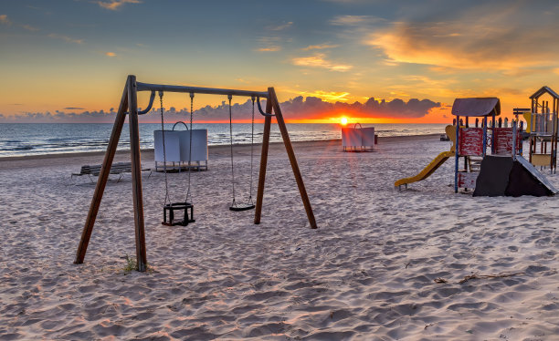 沙滩上的儿童游乐场图片下载