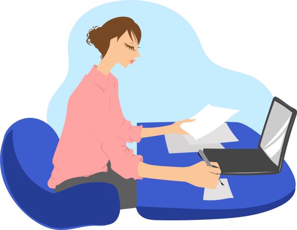 在办公桌前工作的女人图片下载