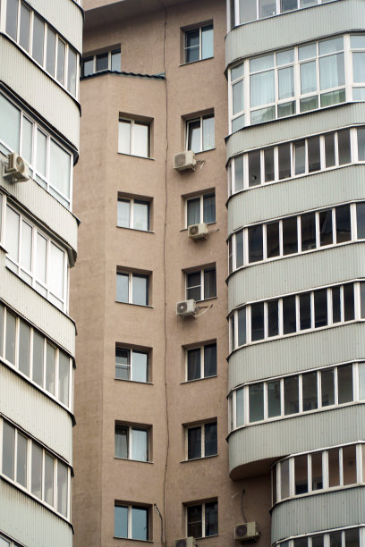 房子的正面有许多窗户图片下载