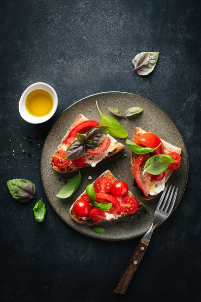 番茄乳清干酪意式烤面包，淋上罗勒和EV橄榄油图片下载