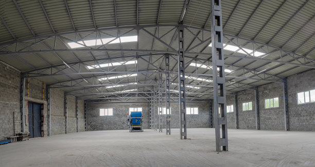 大型空生产车间。用于生产铺路板的成型机。图片下载