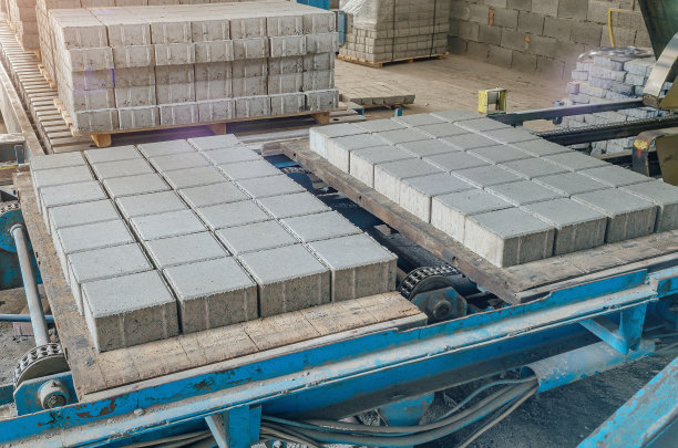 折叠铺路板，准备运输。路面砖工厂。图片下载