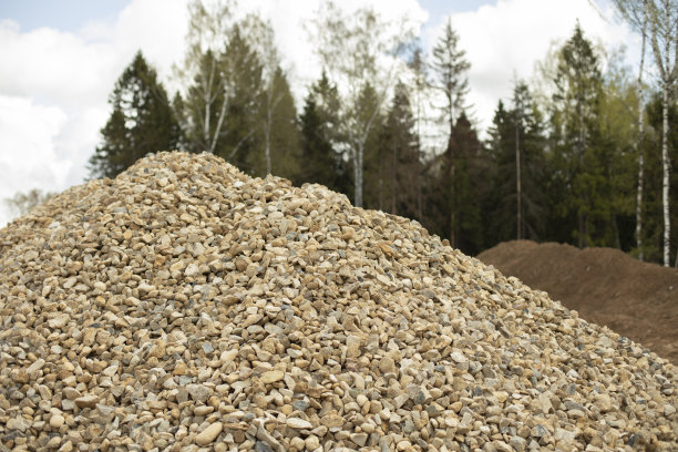 施工现场的沙子。建筑材料堆积如山。图片下载