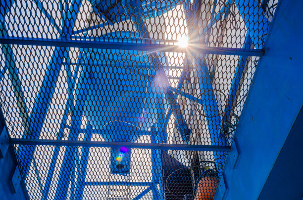 金属蓝工业网。阳光透过金属结构照射进来。图片下载