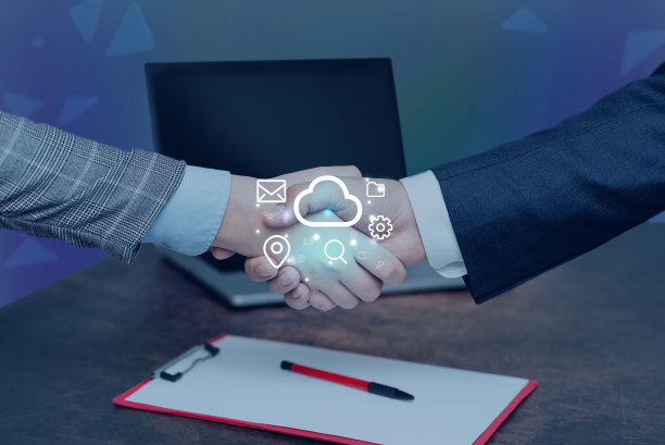 握手签约合同解锁新的未来技术。掌心展示解决后期虚拟创意。图片下载