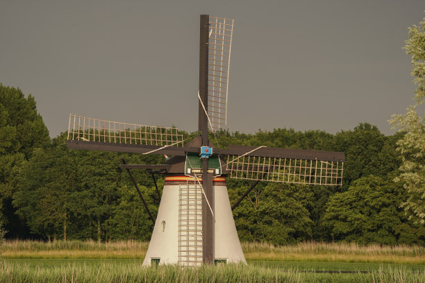 位于小孩堤防附近阿尔布拉塞丹的苏堡莫伦图片下载