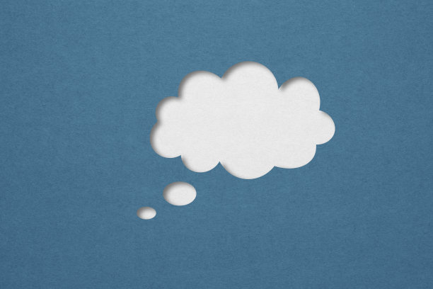 蓝色语音气泡纸剪纸在白纸的背景图片下载