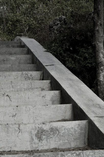 水泥楼梯到山上图片下载