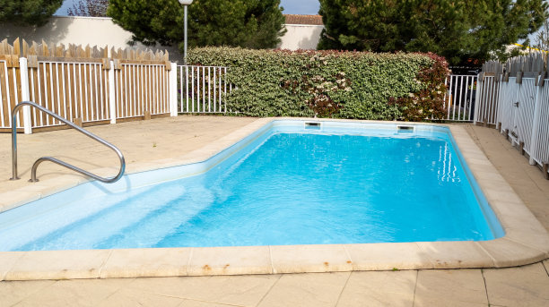 夏日花园、住宅或酒店室外游泳池图片下载