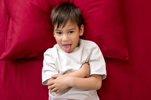 淘气的小男孩不肯睡觉图片下载