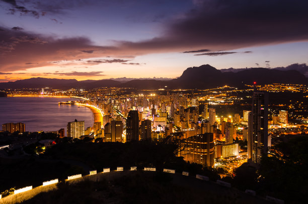 西班牙科斯塔布兰卡夜晚贝尼多姆的天际线图片下载