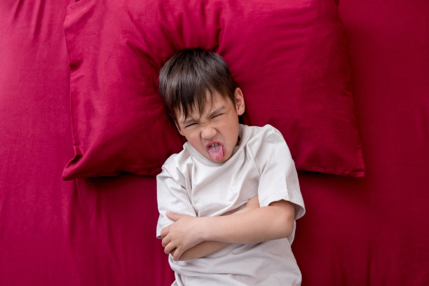 暴躁的小男孩不肯上床睡觉图片下载