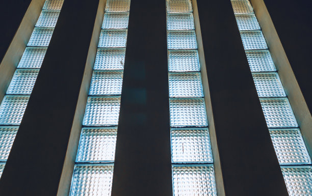 苏联式房屋的老玻璃墙。散射光。图片下载