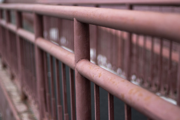 篱笆上街道。栅栏。领土上郊区的细节。图片下载
