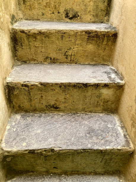 旧的，脏的，损坏的废弃楼梯图片下载