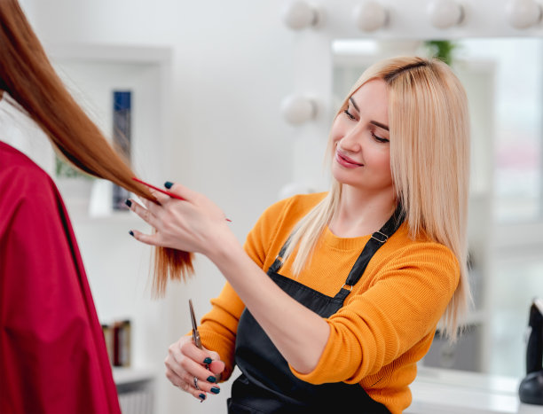 理发师为顾客理发图片下载