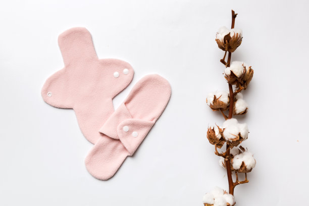 一套色彩鲜艳的可重复使用的月经垫与棉花。零浪费女性时期的概念俯视图与复制空间图片下载