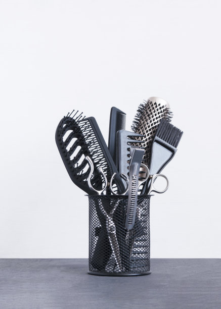 理发梳剪子站在灰色的背景。美发沙龙配件。图片下载