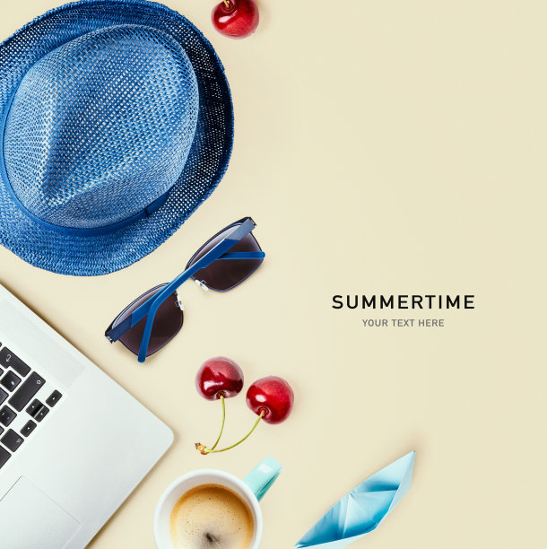 夏天的草帽，太阳镜，笔记本电脑，樱桃，咖啡杯和纸船图片下载