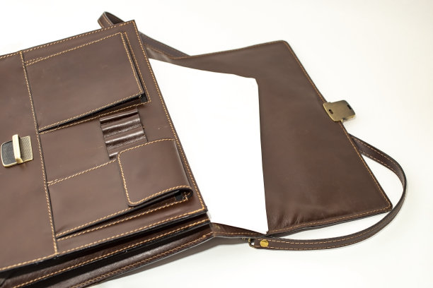 从棕色皮箱里伸出来的纸图片下载