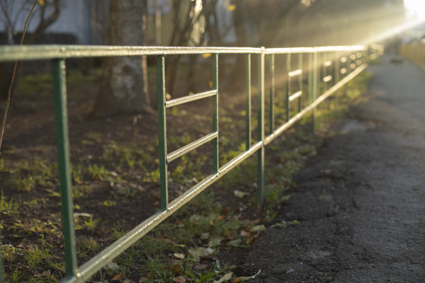 篱笆上街道。栅栏。领土上郊区的细节。图片下载