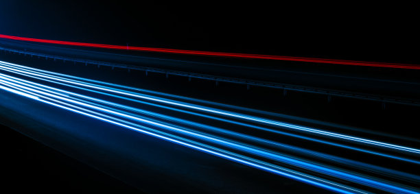 汽车的灯光伴随着黑夜。长时间曝光图片下载