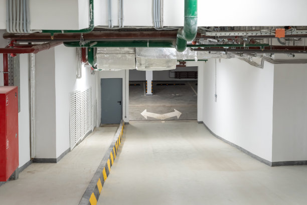 住宅地下车库的入口及车库内部的移动方向。图片下载